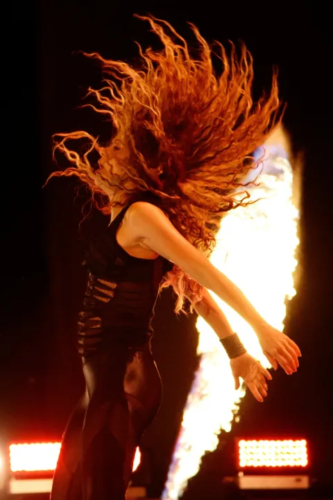 Shakira In Concert: El Dorado World Tour — кадр 12