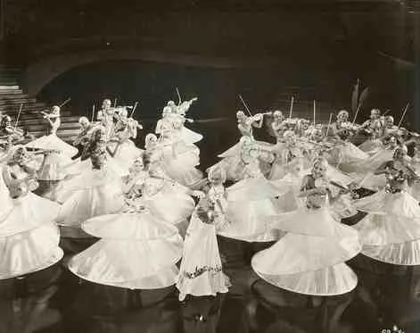 Золотоискатели 1933 года — кадр 2