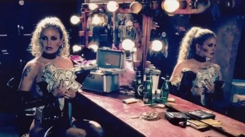 Танцы в «Голубой игуане» — кадр 9